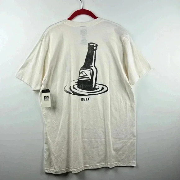 REEF SHORT SLEEVE NWT SZ L CRÈME COLORED WITH A GREAT BOTTLE GRAPHIC ON BACK - Picture 6 of 6